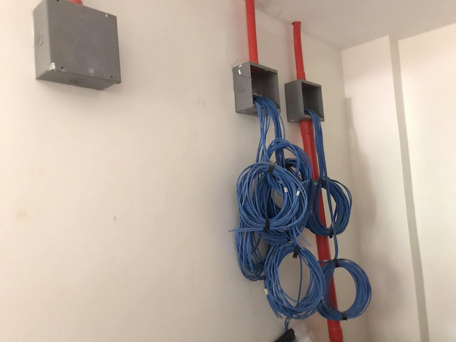 Ceiling-mounted dome camera, indoor install