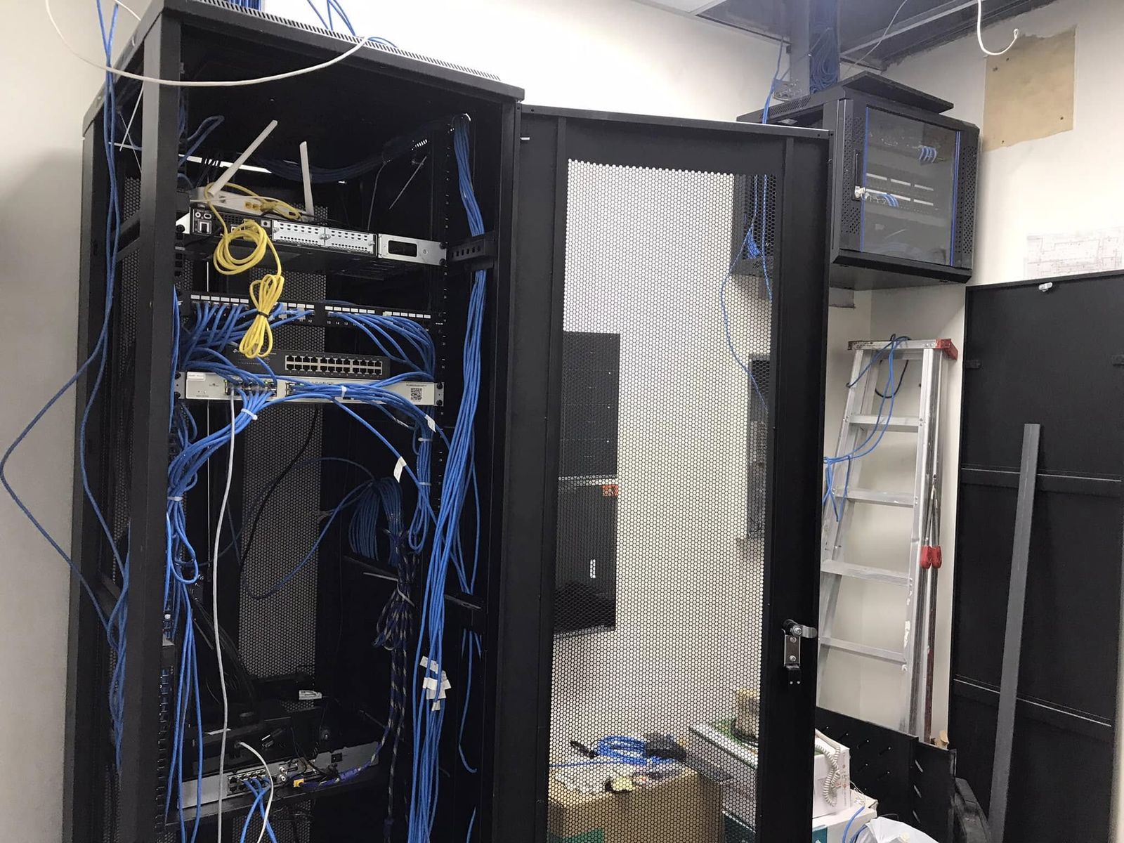 Structured cabling inside a network cabinet